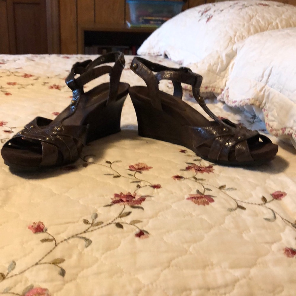 Bare Traps Brown Heel
